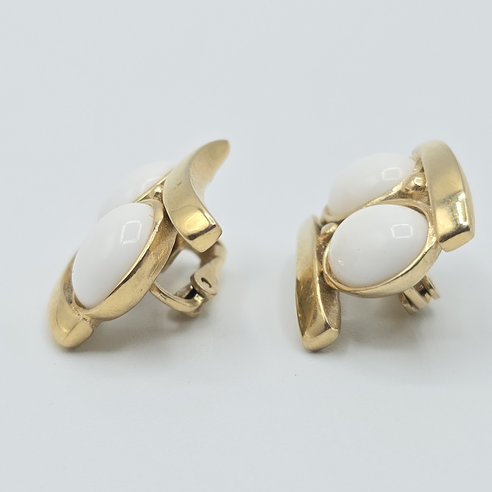 Vintage Trifari Gold Tone White Cabochon Clip On Earrings Mid Century MCM - Picture 6 of 14